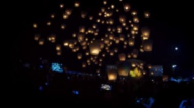 Çin Yeni Yılı 'nda Budist Festivali sırasında birçok Asya yangın feneri yakmak için seyahat eden yabancı turistlerin dikkati dağılmış. Pirinç kağıtlı sıcak hava balonları gökyüzü fenerinde