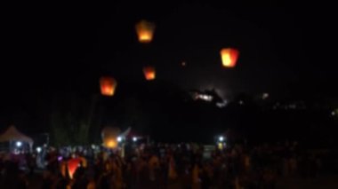 Çin 'in yeni yılında Budist festivalinde insanların birçok Asya yangın feneri yakmalarına dair bulanık bir bakış açısı. Pirinç kağıtlı sıcak hava balonları geleneksel uçan gökyüzü fenerinde yüzüyor.