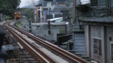 Tayvan tren istasyonundaki yolcuların bulanık görüşü sarı trenin gitmesine izin veriyor, tren bir Diesel Çoklu Birim DR3100-Ziqiang Ekspresi, Yüksek Sınıf Yolcu Treni