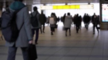 Şehir metro istasyonunda iş günlerinde insanların bulanık görüntüsü. Sabahın erken saatlerinde metroda bir sürü Japon yolcu vardı..