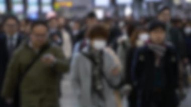 Japon iş adamlarının cerrahi maske takıp metro istasyonunda işe yürürken çekilmiş görüntüleri. Omicron varyant koronavirüs pnömonisi. Sahnede bulanık arkaplan