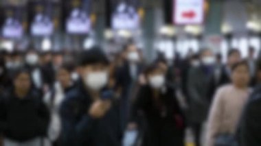 Cerrahi maske takan ve metro çıkışında yürüyen kalabalığın bulanık görüntüsü. Omicron varyant koronavirüs pnömonisi birçok şehre yayılıyor. 2019-NCoV Çin salgını.