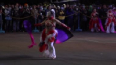 Yavaş çekim ve bulanık Asyalı güzel bayanlar gecenin bir yarısı sahnede göbek dansı yapıyorlar. Ellerinde pamukla dans yeteneğini ve zarafetini gösteren yavaş kadın.