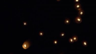 Çin 'in yeni yılında Budist festivali sırasında fırlatılan birçok Asya ateş fenerinin yavaş çekim ve odaksız çekimi. Pirinç kağıtlı sıcak hava balonları geleneksel uçan fener kutlamalarında yüzüyor.