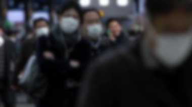 Şehir metro istasyonunda mesai günlerinde Omicron varyant koronavirüsü için cerrahi maske takan insanların bulanık görüntüsü yavaş yavaş kayboluyor..