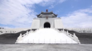 Taipei, Tayvan 'da güneşli bir günde görkemli anıtın bulanık görüntüsü Chiang Kai Shek anıtı.