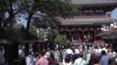 Kırmızı büyük kağıt fenerle Hozomon kapısından geçen Asyalı kalabalığın bulanık görüntüsü. Tokyo City, Japonya 'daki Sensoji tapınağına turistler geldi.