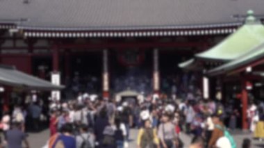 Asakusa 'daki ünlü Budist tapınağı Senso-ji' deki Asyalı kalabalığın dikkatini dağıttı. Tokyo City, Japonya 'daki Japon tapınağını ziyaret eden turistler. Sahnede bulanık arkaplan