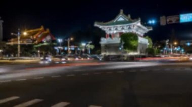 Tayvan, Taipei 'nin doğu kapısı ile güzel Timelapsed Caddesi' nin odaklanmış görüntüsü. Kapıya yaklaşan farklı araçlar. Trafik arabaları, motosikletler ve otobüsler yolda.