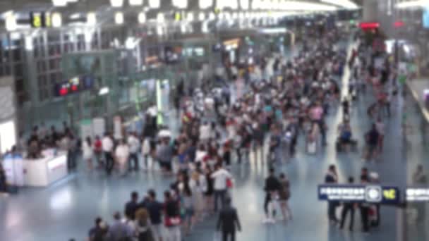 スーツケース出発ターミナルでフライトを待っている乗客の混雑とぼやけた焦点を当てた航空ビュー国際空港 ビジネスや観光で旅行する人 — ストック動画