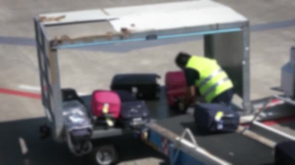 Personnel Flou Aéroport Déconcentré Charge Les Bagages Intérieur Avion Bagages — Video