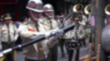 Tayvan 'ın Taipei şehrinin kutlamalarında Çin tanrılarının geçit töreninde yürüyen askerin yavaş çekim ve odaksız çekimi. Geleneksel geçit töreninde askeri üniformayla koruma töreni