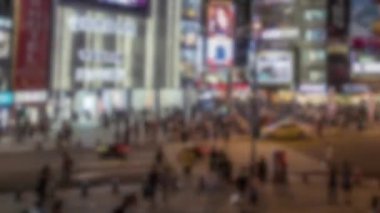 Bulanık, dağılmış Timelaps yürüyen kalabalık Taipei City caddesinden geçiyor. Yayalar işlek caddelerde yolda yürürler. Zamanlanmış kalabalık kalabalık Asyalı yürüyüşçüler kalabalık içinde kesişiyor.