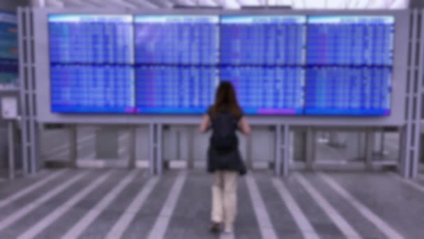 Rozostřený Záběr Ženy Dívající Letištní Tabuli Zrušenými Letadly Asie Protože — Stock video
