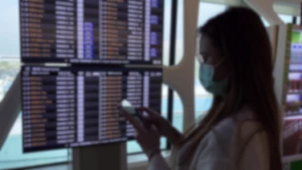 Rozostřený Záběr Čínské Ženy Pomocí Smartphonu Letištní Tabulí Zrušil Letadla — Stock video
