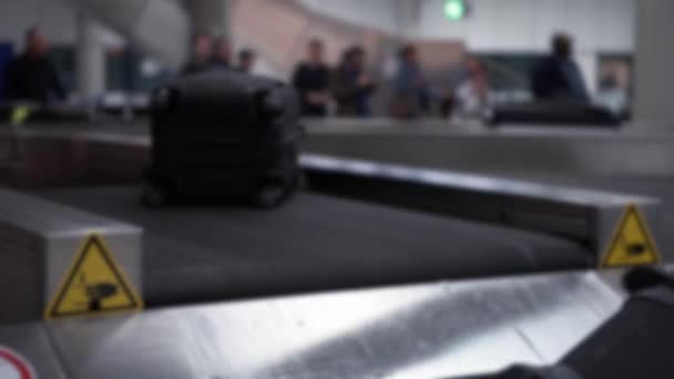 Wazige Onscherpe Koffer Bagageband Bagageband Bij Aankomst Lounge Van Luchthaven — Stockvideo
