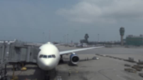 Verschwommenes Defokussiertes Bodenpersonal Damit Beschäftigt Ein Flugzeug Auf Dem Internationalen — Stockvideo
