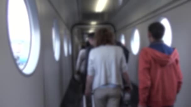 Verschwommene Defokussierte Passagiere Innerhalb Der Boarding Rampe Auf Dem Internationalen — Stockvideo