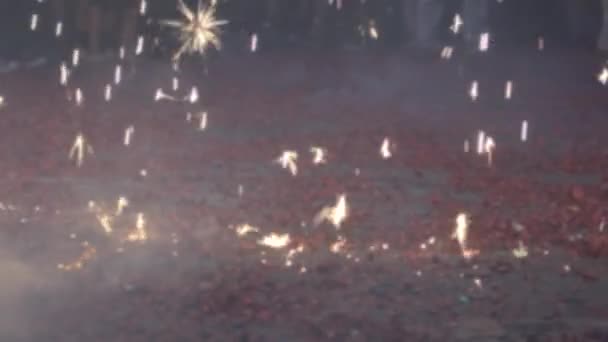 Zeitlupe Und Defokussierte Aufnahme Eines Hellen Feuerregens Der Zur Feier — Stockvideo