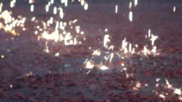Zpomalený Rozostřený Záběr Jasného Ohnivého Deště Padajícího Oslavu Boha Matsu — Stock video