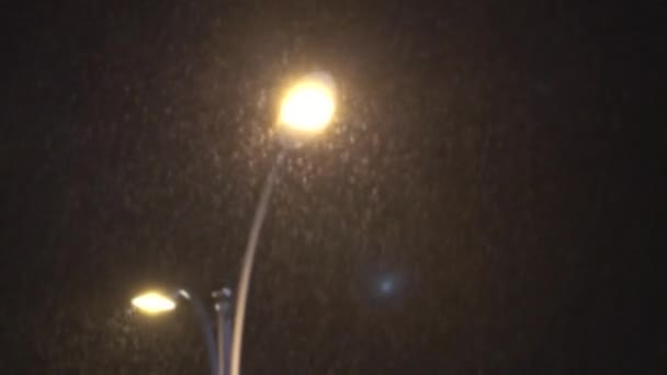 Slow Motion Defocused Shot View Streetlight While Rains Road Night – Stock-video