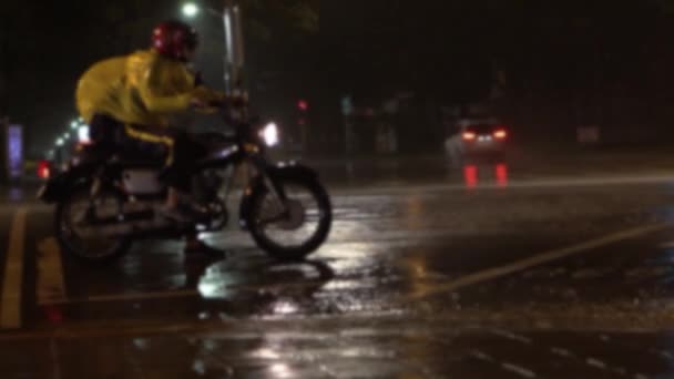 Movimiento Lento Tiro Desenfocado Motocicleta Conducción Hombre Usando Impermeable Durante — Vídeo de stock