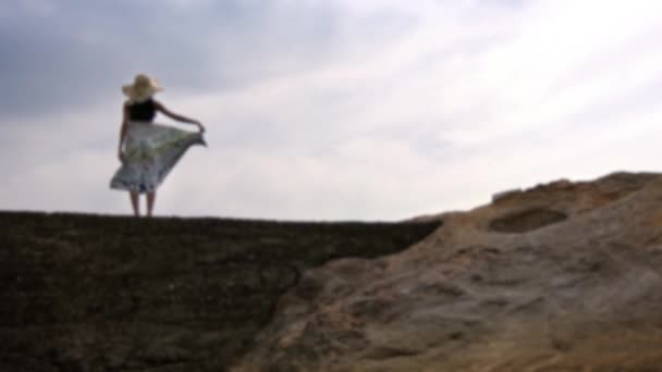 美丽的亚洲女子站在海滩岩石上 凝视着台湾新台北市叶留方舟的岩石海岸风景 — 图库视频影像