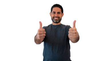 Yakışıklı bir adamın tasvip ettiği olumlu bir jestin portresi, başarı için baş parmağını kaldırıyor. İyi görünümlü beyaz adam kameraya bakıyor, kazanan jest