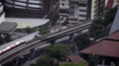 Dış gün Kuala Lumpur şehrindeki tren istasyonuna giden trenin yüksek görüntüsünün odaklanmış görüntüsü. Malezya 'daki metro manzarası. Metro şehri işe gidiş gelişi. Asya 'da seyahat.