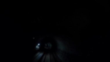 Bulanık, Kuala Lumpur şehrindeki karanlık bir yeraltı tünelinde hızla giden modern bir metro trenini bulanıklaştırdı. Malezya metrosunun POV 'u. Metro şehri işe gidiş gelişi. Asya 'da demiryolu seyahati.