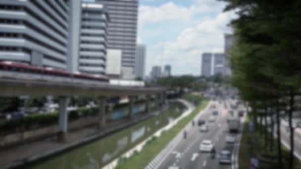 Defocused Shot Van Verhoogde Trein Reist Een Lijn Met Verkeer — Stockvideo