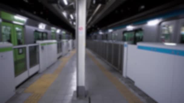 Verschwommen Entschärfte Ein Zug Der Nacht Zwei Züge Die Gleichzeitig — Stockvideo