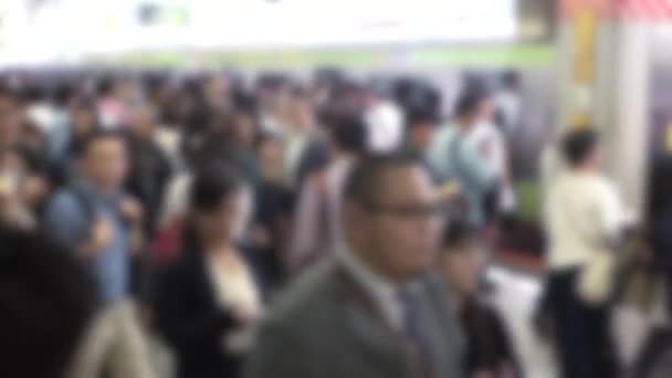 Rozostřený Záběr Davu Japonců Nástupišti Železnice Kteří Cestují Vlakem Tokiu — Stock video