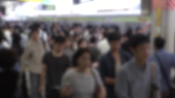 Blurred Desenfocó Una Multitud Japoneses Ferrocarril Plataforma Viajando Tren Tokio — Vídeos de Stock