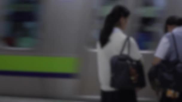 Defokussierte Aufnahme Von Japanern Auf Dem Bahnsteig Die Zug Tokio — Stockvideo