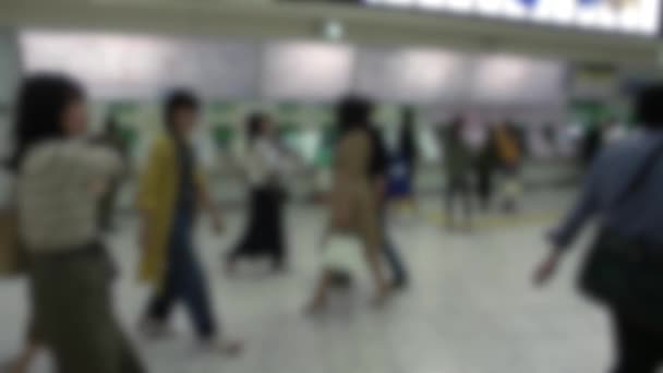 Suddig Avfokuserade Ett Japanskt Folk Köper Biljett Tunnelbanestationen Tokyo Turist — Stockvideo