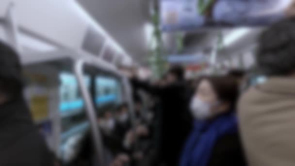 Defokussierte Aufnahme Von Asiatischen Menschen Mit Operationsmaske Der Bahn Schutzmasken — Stockvideo