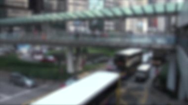 Bulanık trafik ve Hong Kong 'da sokaktaki insanlar.