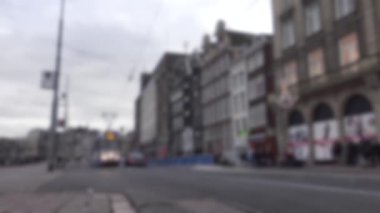 Amsterdam, Hollanda 'da tramvay ve trafik arabalarının odak noktasından çıkarılmış görüntüleri. Sahnede bulanık arkaplan