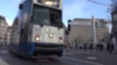 Amsterdam, Hollanda 'da caddeden geçen bulanık tramvaylar ve turistler