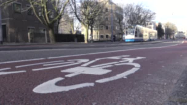 Verschwommene Defokussierte Radspur Und Straßenbahnen Der Straße Des Zentrums Amsterdam — Stockvideo