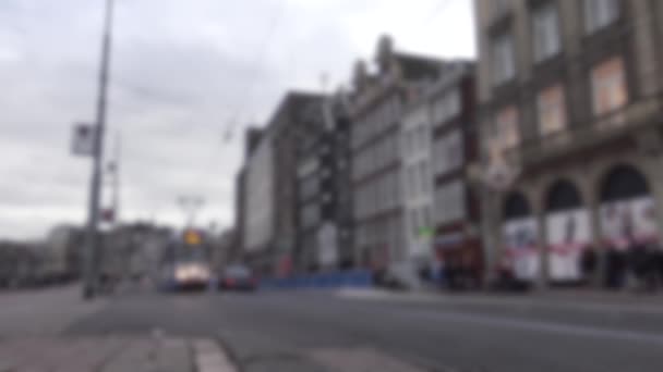 Nieostre Ujęcie Tramwajów Samochodów Ulicy Amsterdamie Holandia Niewyraźne Tło Scenie — Wideo stockowe