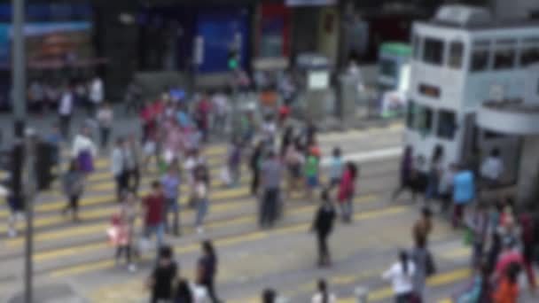 市民及游客在香港街繁忙的交汇处 交通信号灯横行的地方及离岛市中心著名的有轨电车旅游景点行走 令人群的注意力变得模糊 — 图库视频影像