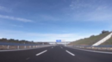 Güney İspanya 'nın Seville eyaletlerinde otoyolda araba sürerken görülen bulanık POV görüntüsü. Otobanda bir araba sürüyor. Yeni yolda beyaz çizgili asfalt.