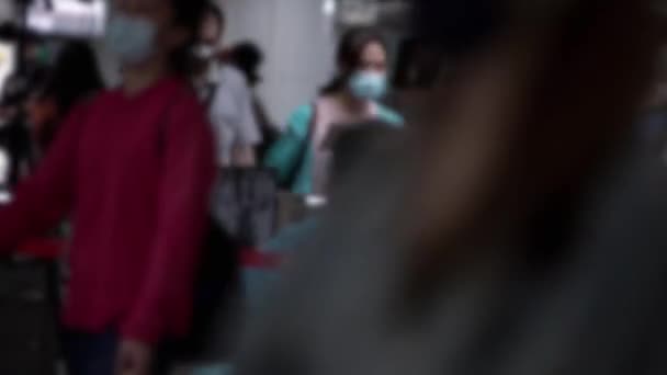 Defokussierte Aufnahme Eines Beamten Des Taiwanesischen Gesundheitsministeriums Mit Einem Wärmebildscanner — Stockvideo