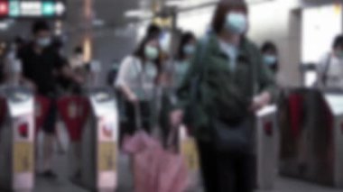 Tayvan yolcuları Coronavirus enfeksiyonunu önlemek için metro istasyonunda maske takarlar. Virüs tüm dünyada acil duruma neden oldu.