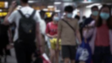 Sokaktaki Coronavirus 'tan enfeksiyonu korumak için kırmızı takım elbiseli, tıbbi koruyucu maske takan güzel müslüman genç bir kadının odaklanmış görüntüsü. Covid19 konsepti