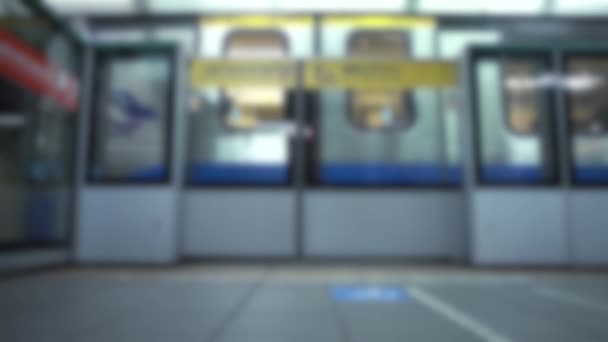 Defokussiert Wird Eine Glastür Geschlossen Nachdem Menschen Der Bahn Station — Stockvideo