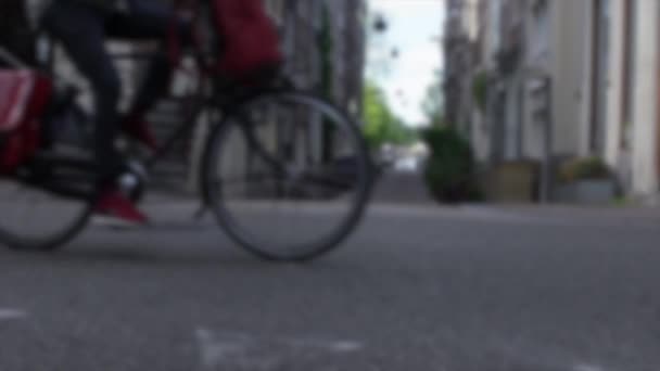 Slow Motion Defocusshot Van Amsterdamse Fietser Straat Fiets Belangrijkste Vorm — Stockvideo