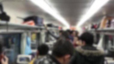 Bulanık, dağılmış insan kalabalığının Tayvan 'ın yeni yıl gününde küçük bir trene, baskıya ve klostrofobik seyahate ihtiyacı var.